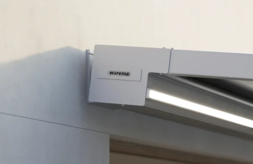 Detailaufnahme einer Warema Markise mit LED-Beleuchtung