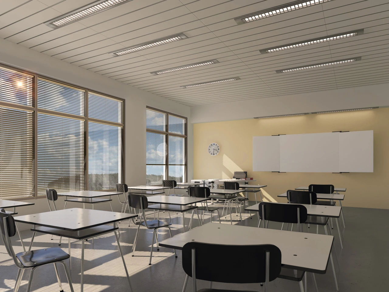 Leeres Klassenzimmer mit Tischen und Stühlen, großer Fensterfront und Tafel