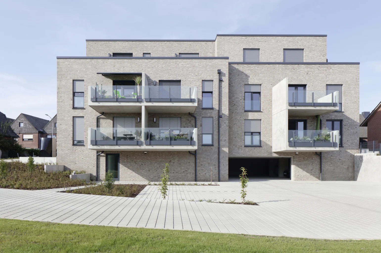 Moderne Wohnanlage mit Balkonen und grüner Umgebung