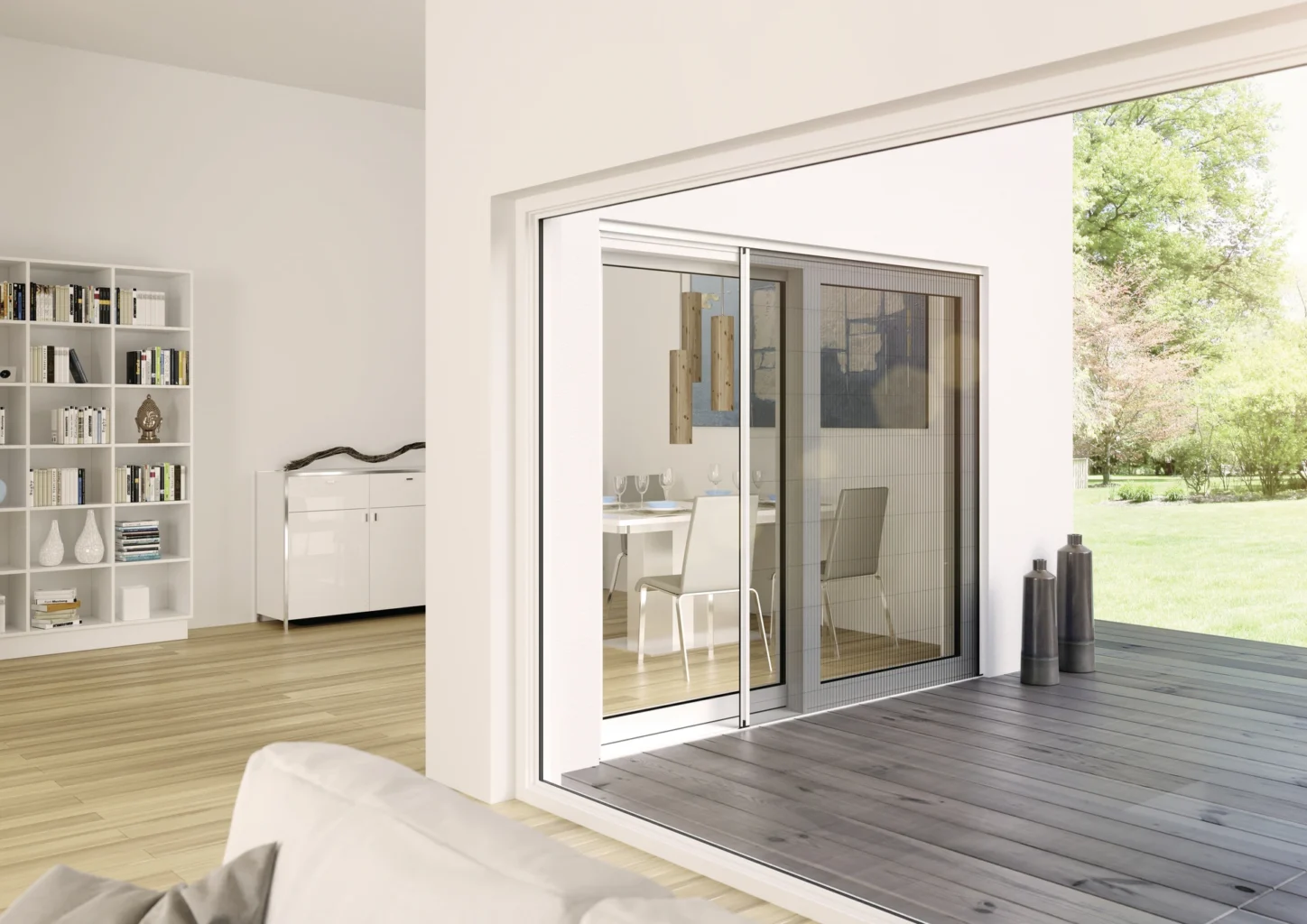 Moderne Schiebetür in einem hellen Wohnzimmer mit Blick auf den Garten