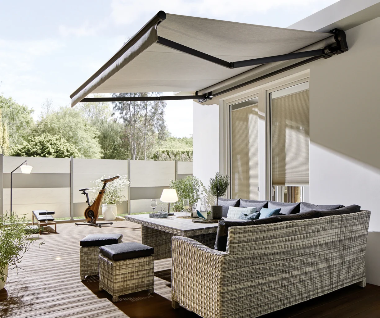 Moderne Terrasse mit Sonnenschutz und stilvollen Gartenmöbeln