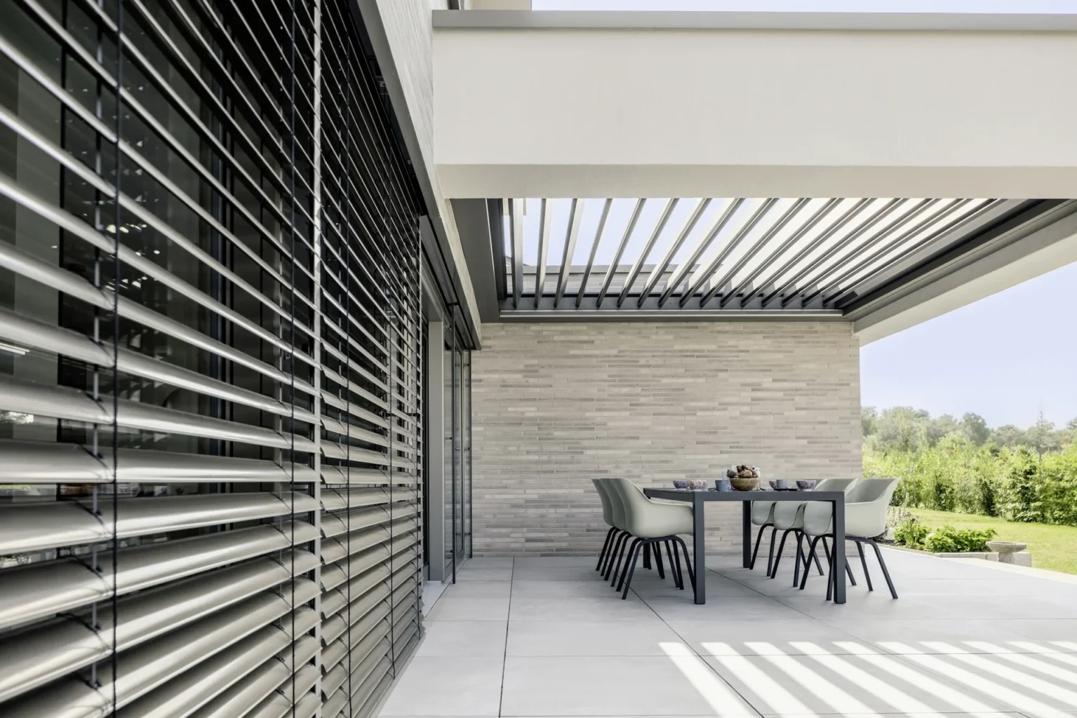 Moderne Gartenlandschaft mit Lounge-Bereich und Pergola