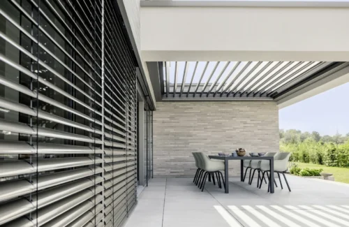 Moderne Gartenlandschaft mit Lounge-Bereich und Pergola