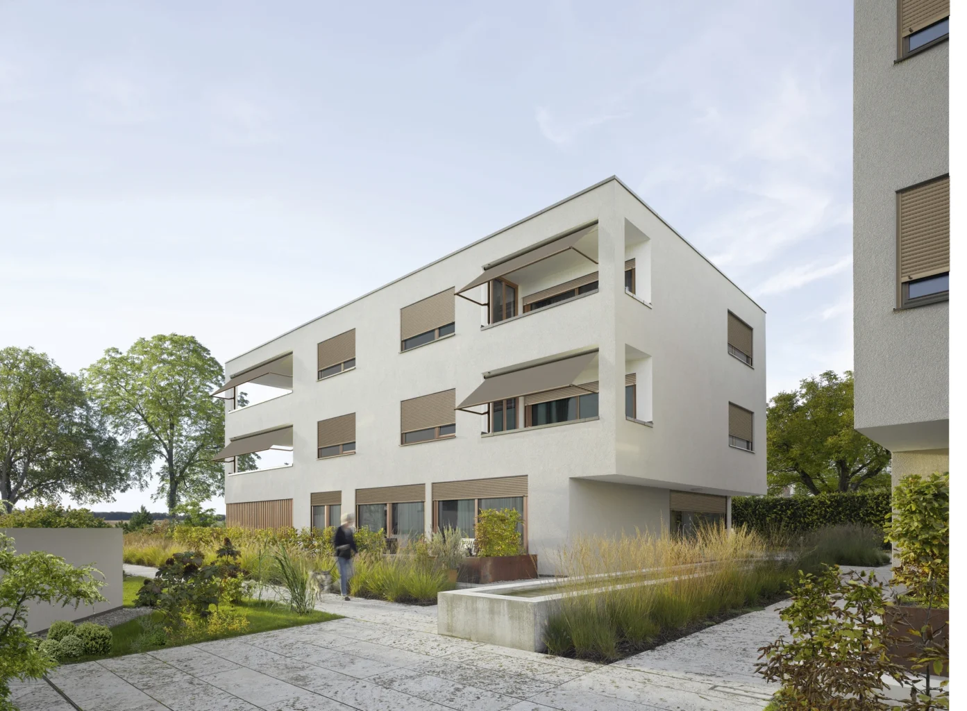 Modernes Mehrfamilienhaus mit Garten in ruhiger Umgebung