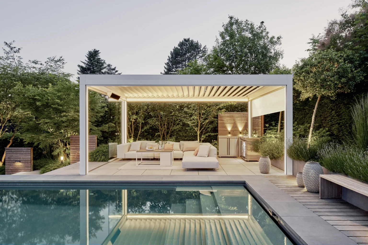 Moderner Garten mit Pool und eleganter Pergola bei Dämmerung