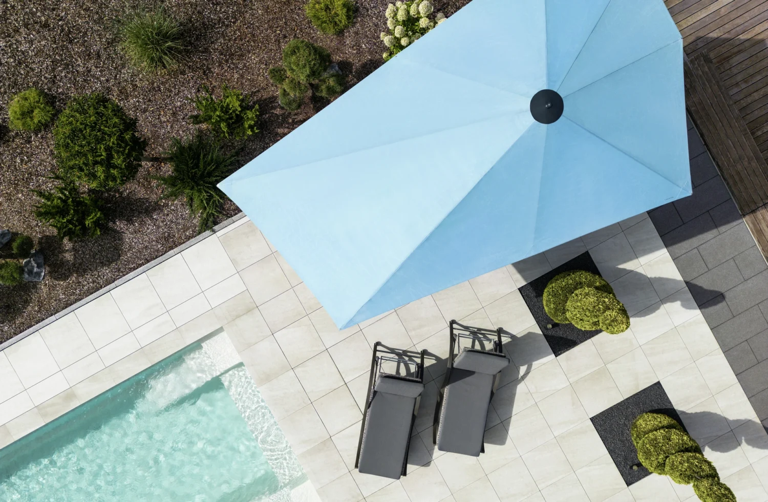 Luftaufnahme eines modernen Gartens mit Pool und blauem Sonnenschirm