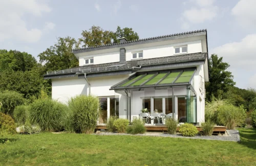 Modernes Einfamilienhaus mit Wintergarten und Garten