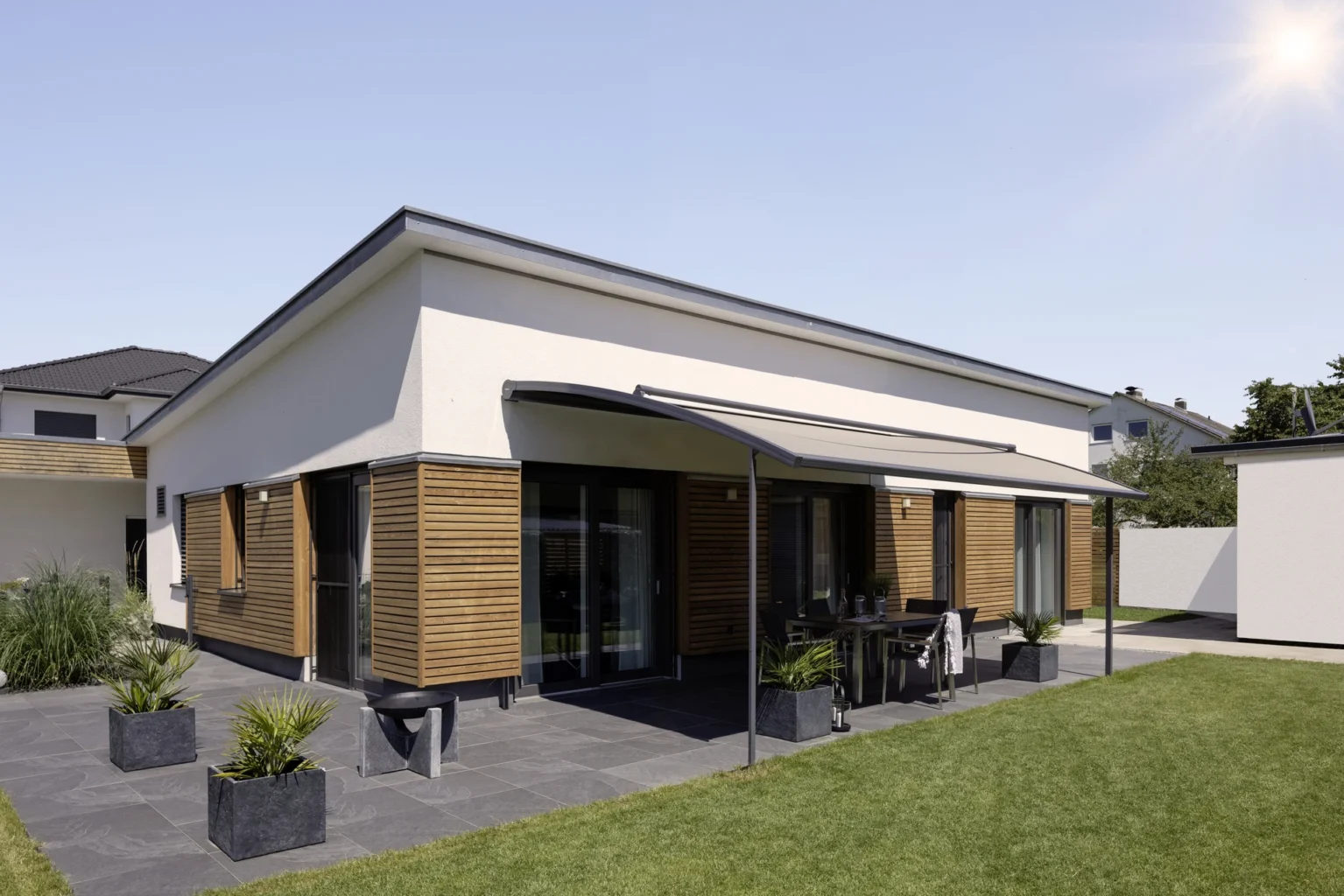 Moderne Bungalow mit Sonnenschutz und Garten