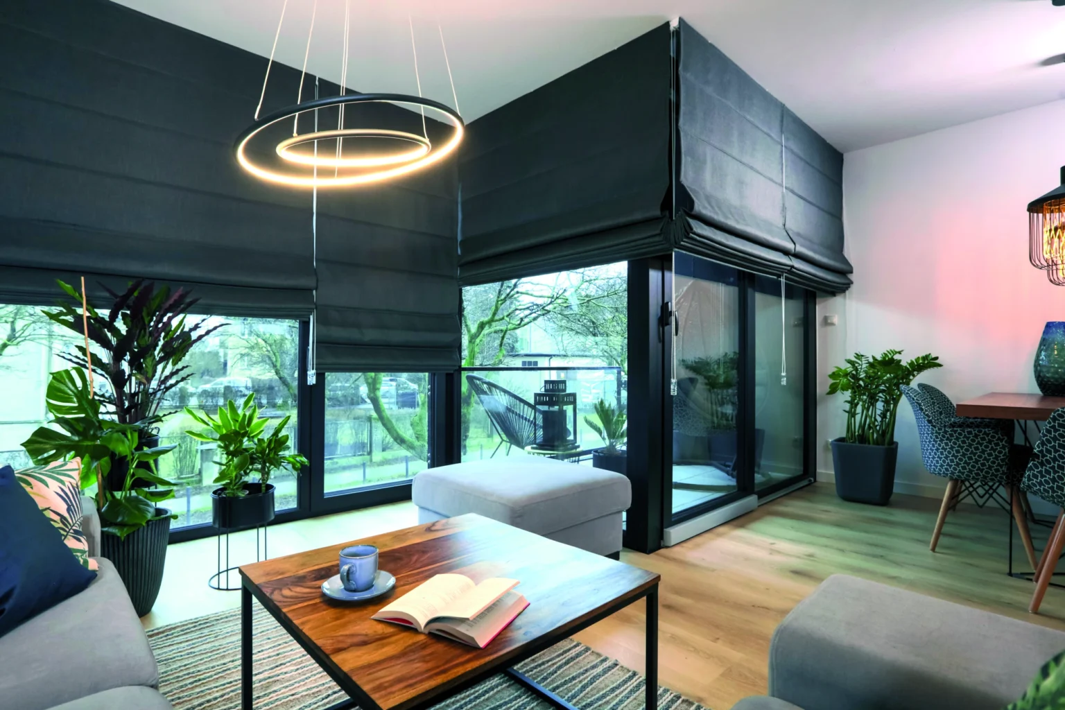 Modernes Wohnzimmer mit stilvoller Beleuchtung und großen Fenstern