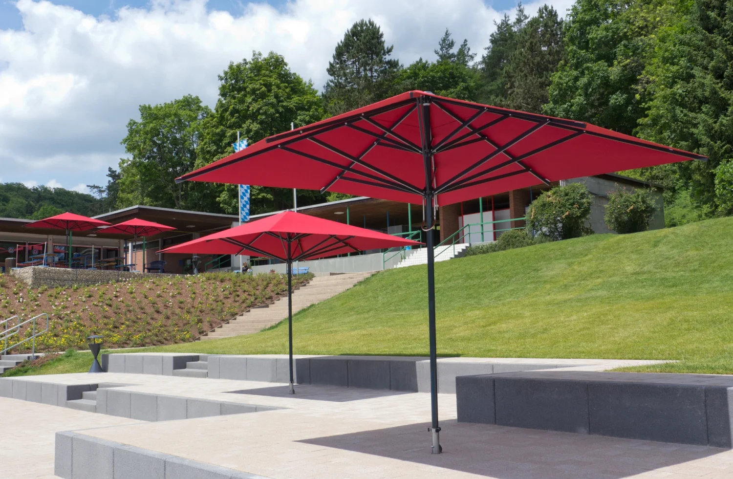 Roter großer Sonnenschirm ohne sichtbarem Schirmständer für Terrasse, Büro oder Schulhöfe