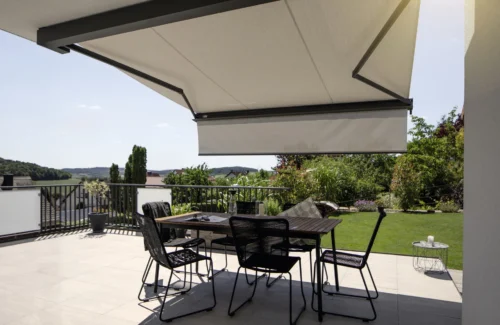 Moderne Terrasse mit Markise und Gartenmöbeln