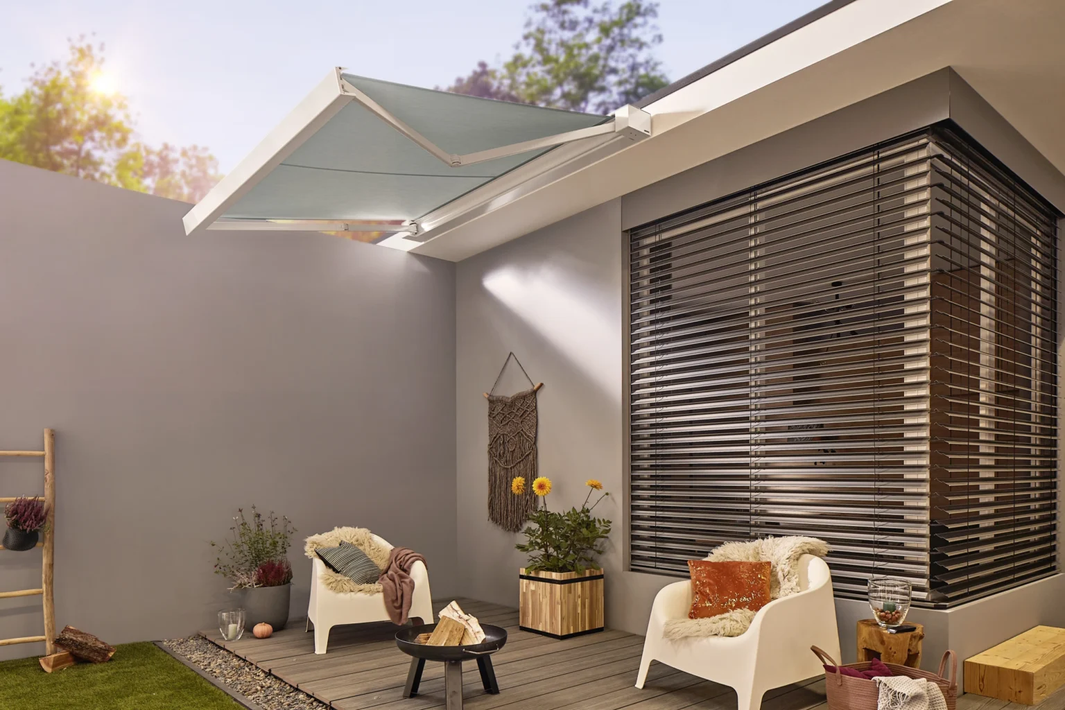 Moderne Terrasse mit Sonnenschutz und gemütlichen Stühlen