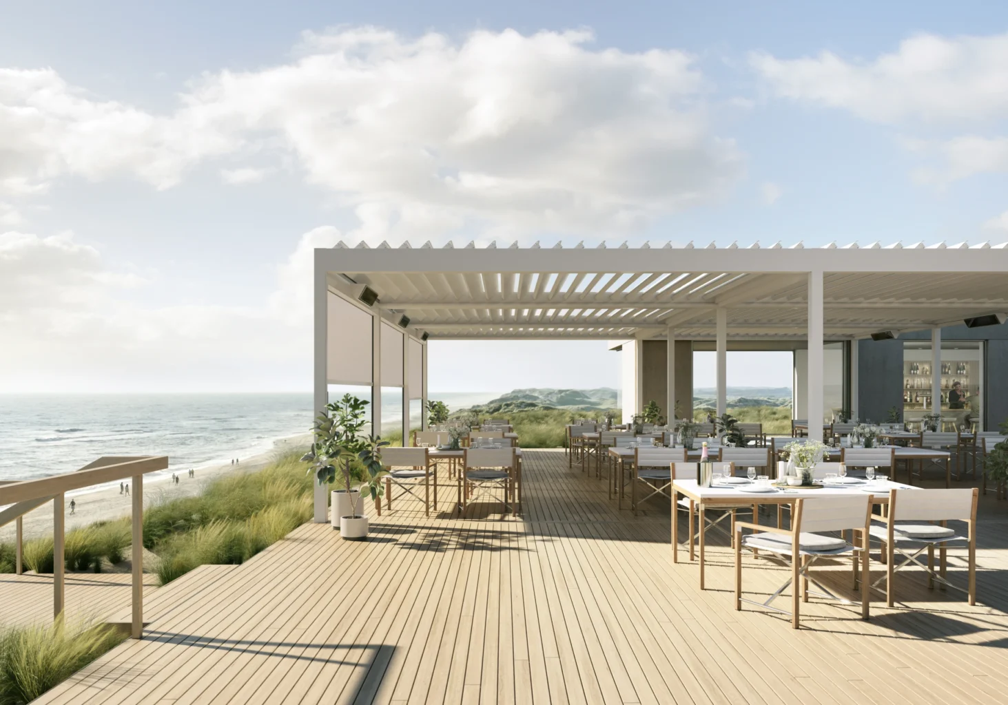Moderne Strandterrasse mit Meerblick und eleganten Essbereichen