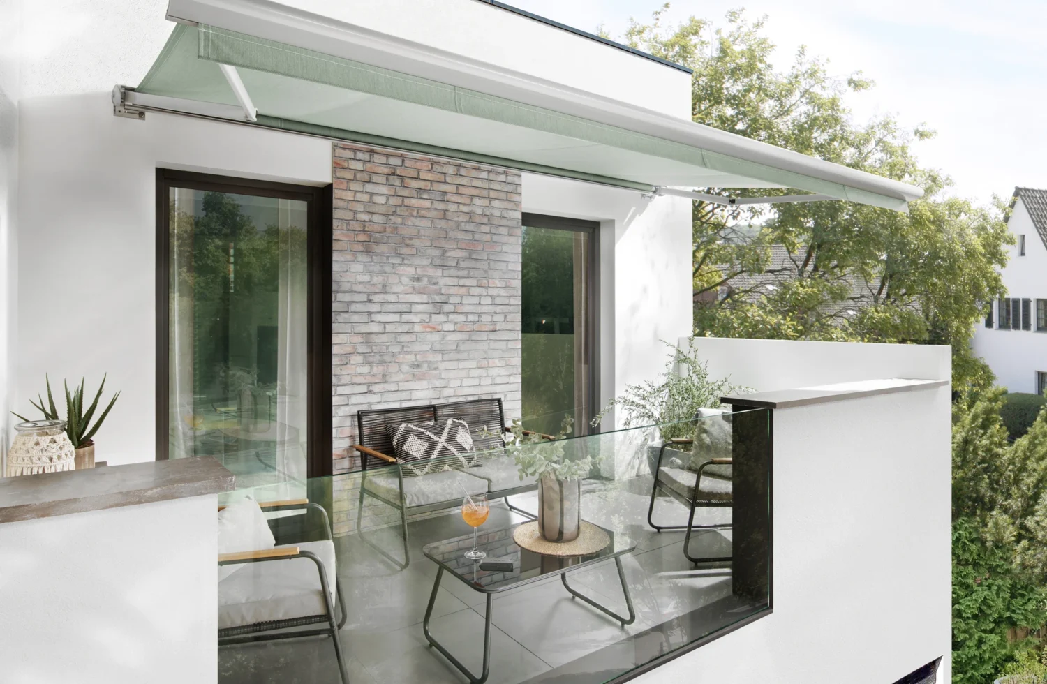 Moderner Balkon mit Markise