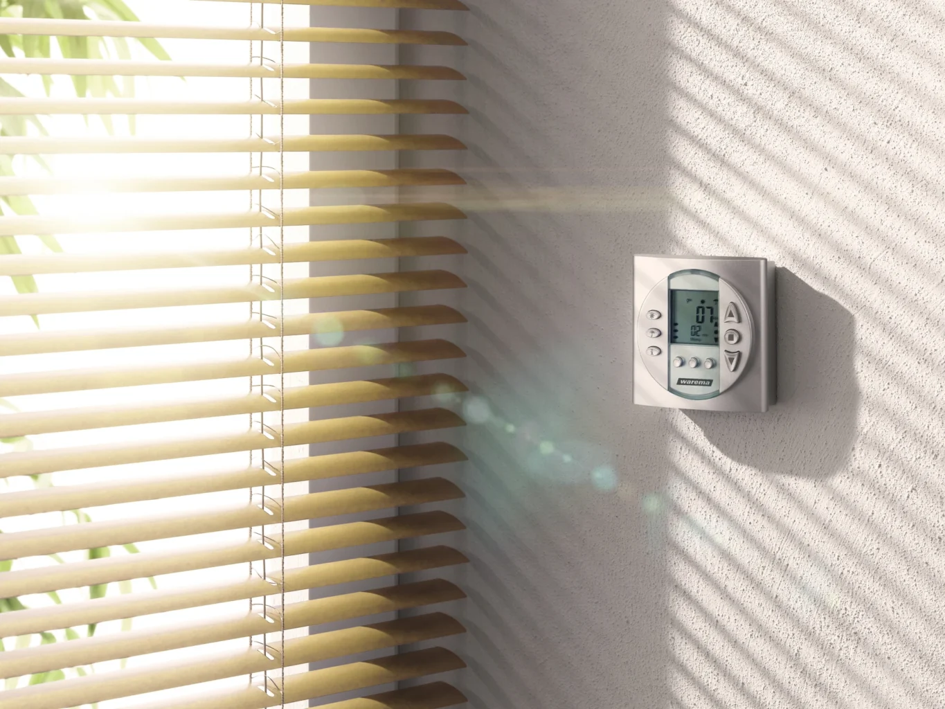 Sonnenlicht fällt durch Jalousien auf eine Wand mit einem digitalen Thermostat