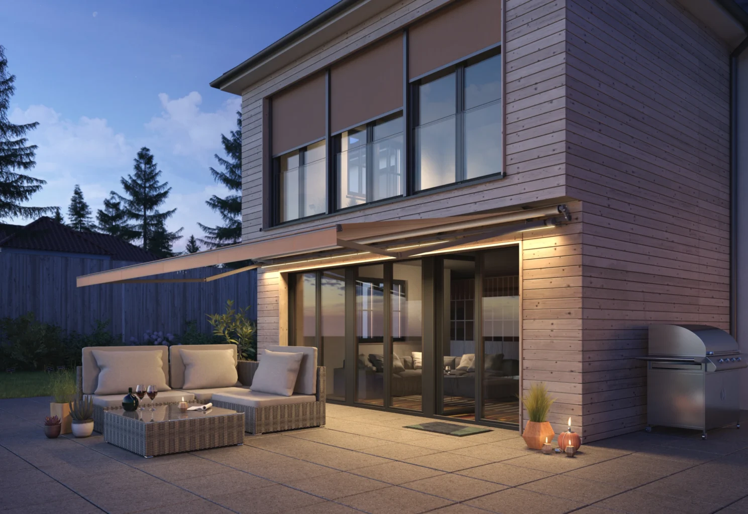 Moderne Terrasse mit gemütlicher Sitzgruppe und Beleuchtung bei Abenddämmerung