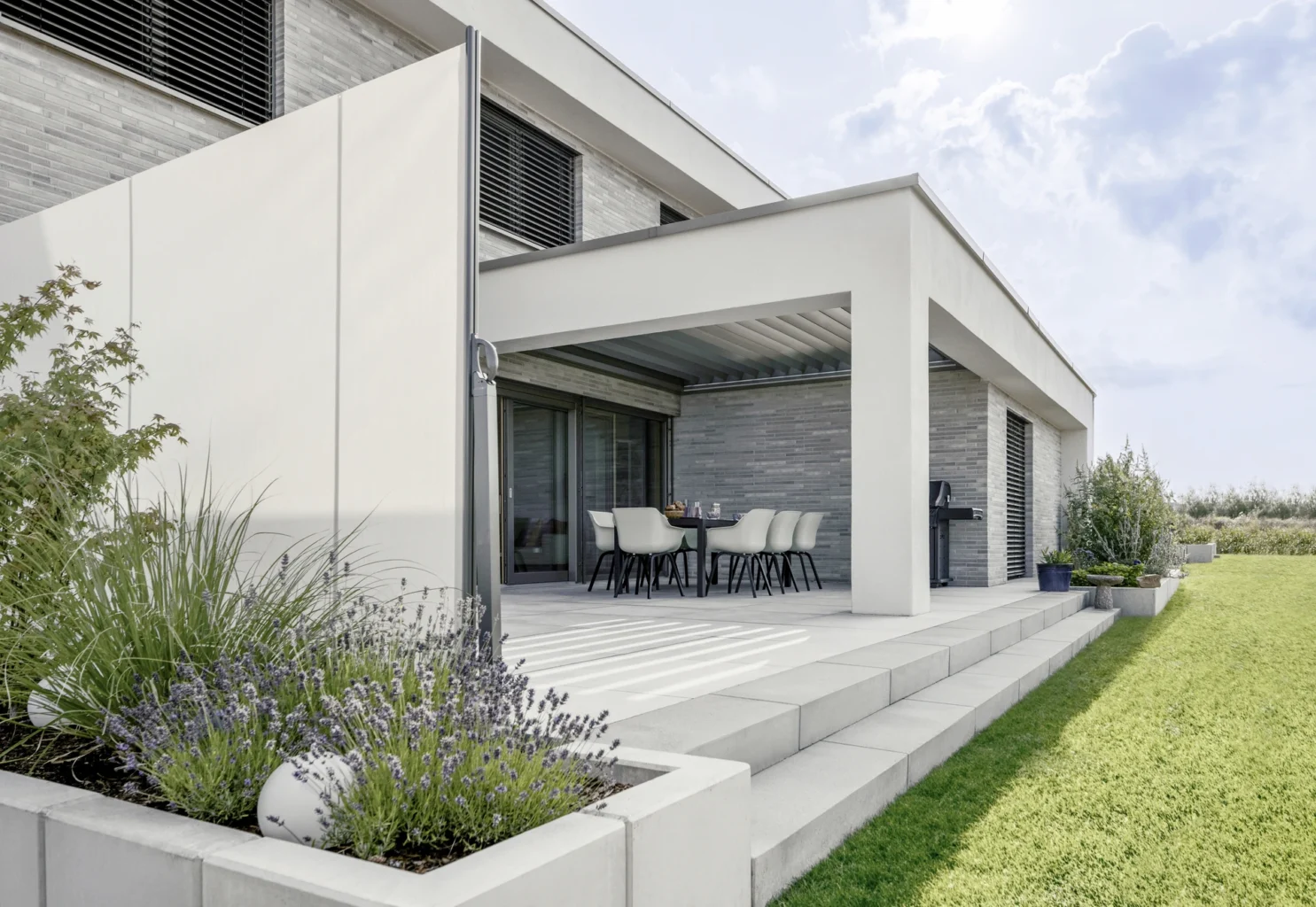 Moderne Terrasse mit Pergola und Garten