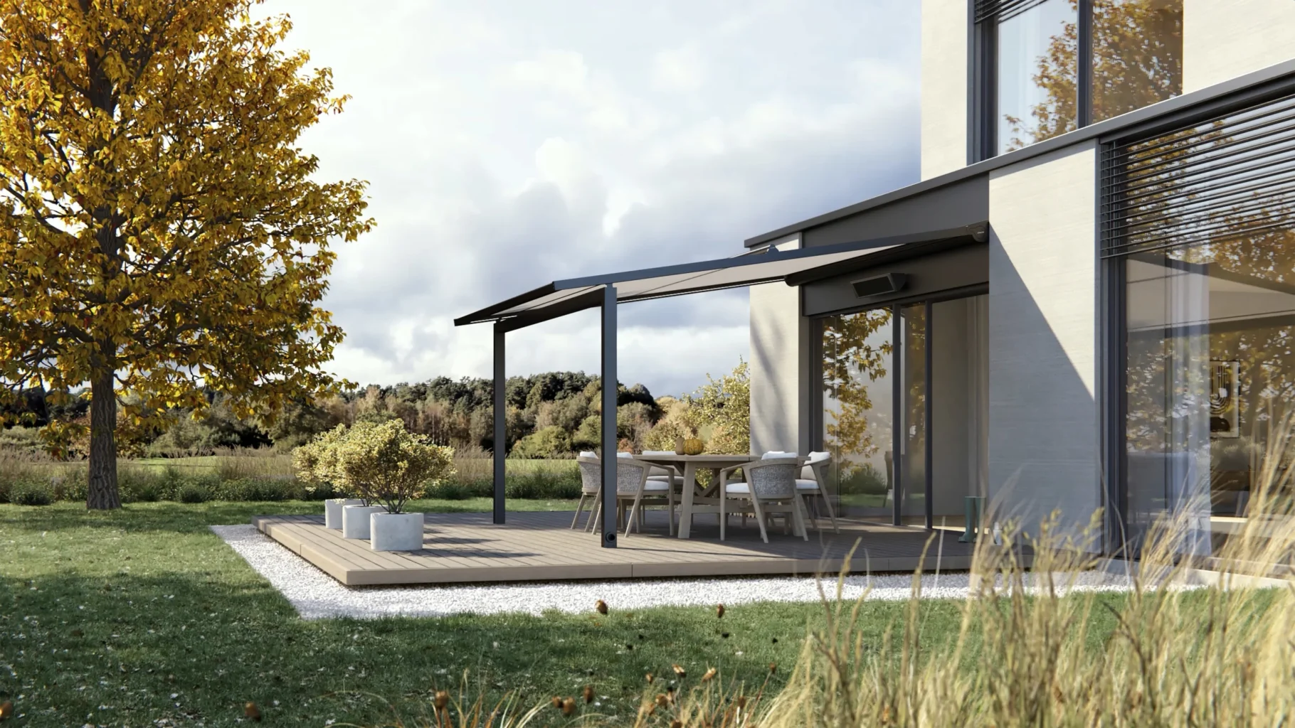 Moderne Terrasse mit Sonnenschutz vor einem Haus