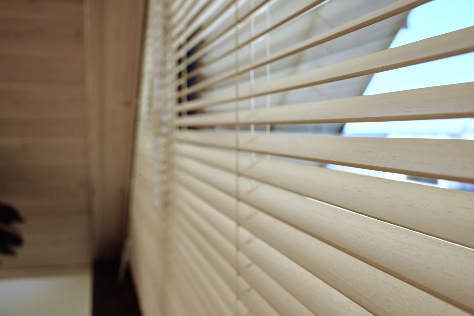 Nahaufnahme von modernen Holzjalousien am Fenster
