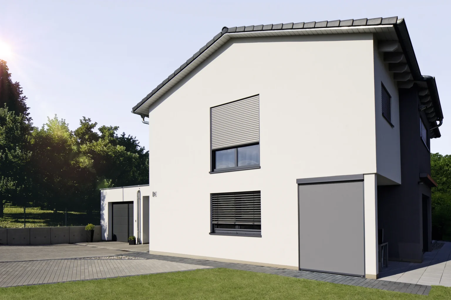 Wohngebäude mit weißer Fassade und Rollladen, Außenjalousie und Vorbau-Markise