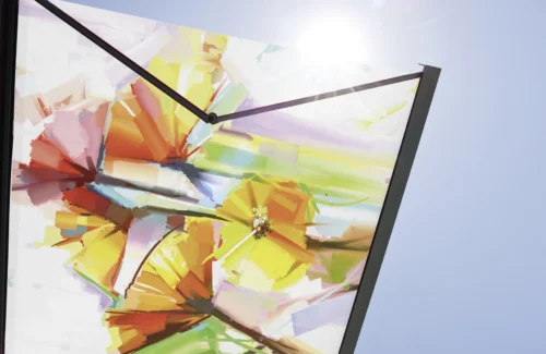 Moderne bunte Markise mit Sonnenlicht im Hintergrund