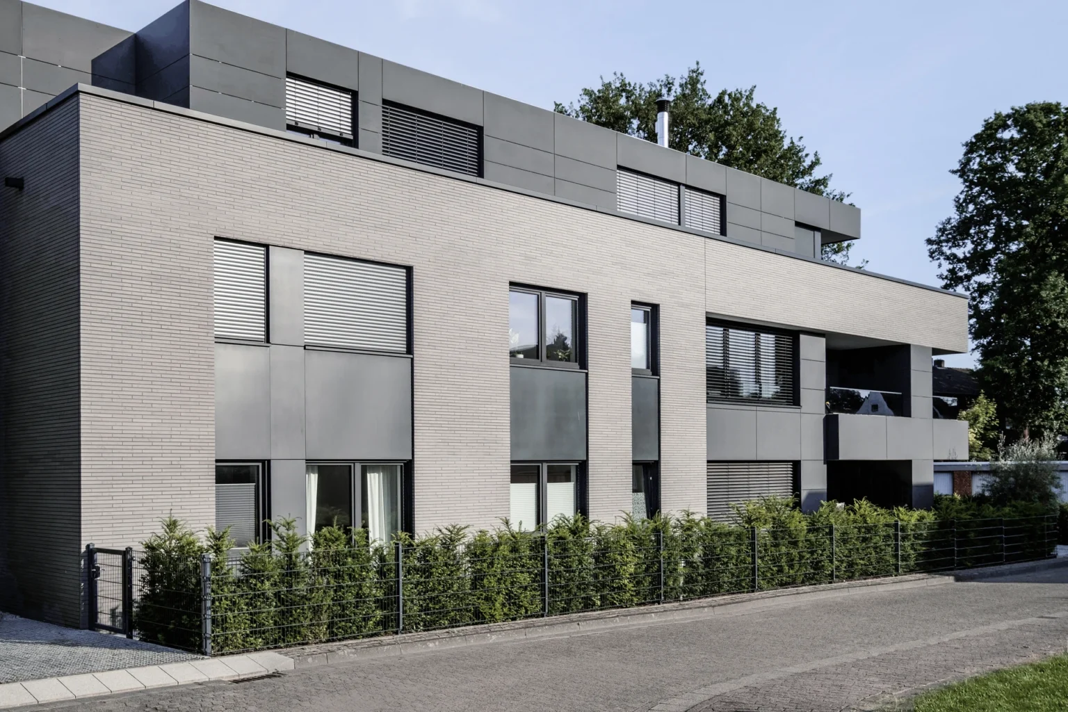 Moderne Wohnarchitektur mit grauem Fassadendesign