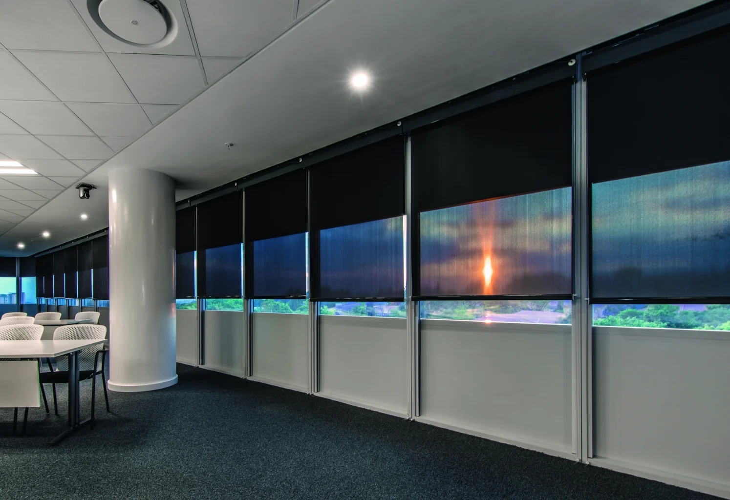 Moderne Bürojalousien bei Sonnenuntergang