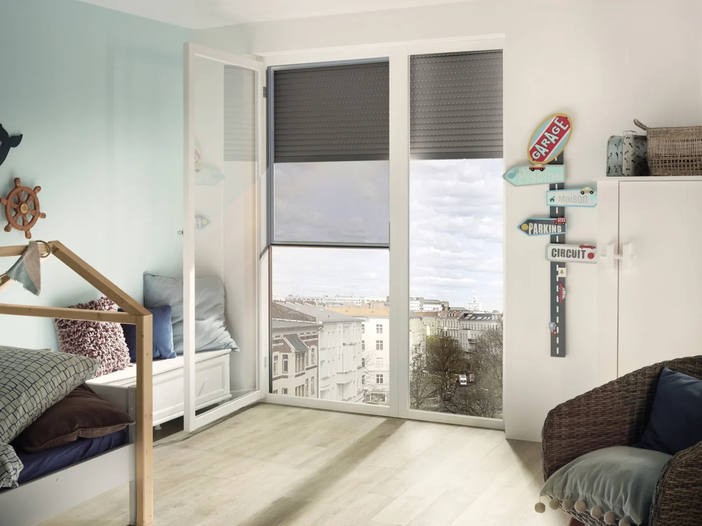 Modernes Kinderzimmer mit großen Fenstern und Aussicht auf die Stadt