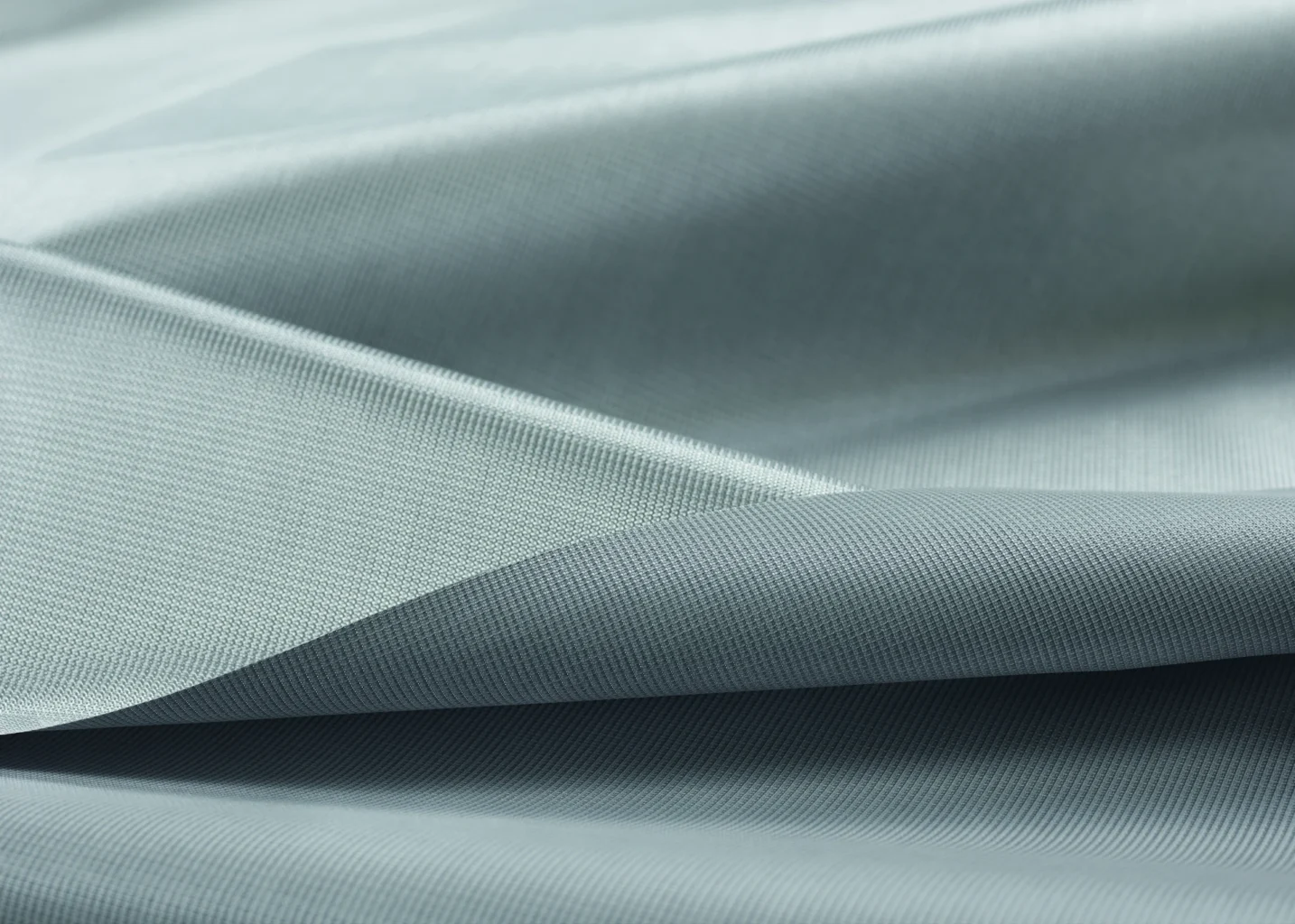 Nahaufnahme eines weichen, blauen Stoffes mit feiner Textur