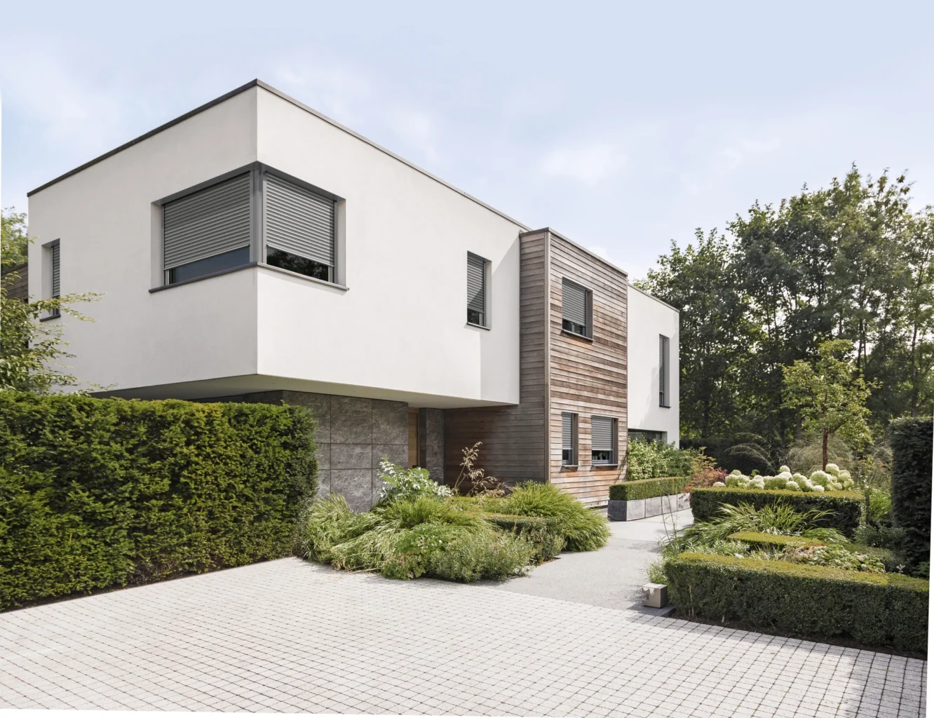 Modernes Einfamilienhaus mit großzügigem Garten und klarer Architektur