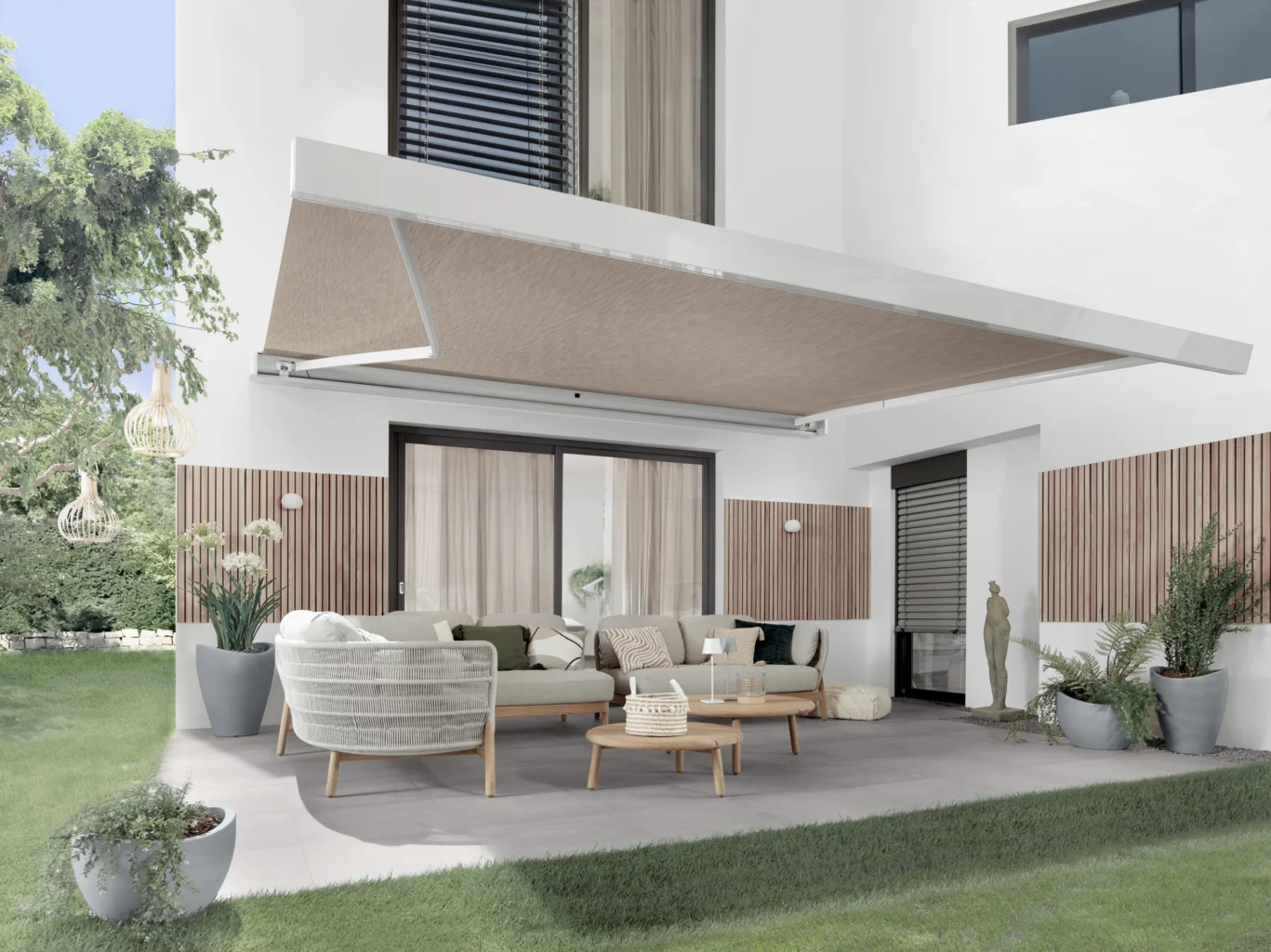 Moderne Terrassenmarkise mit stilvoller Einrichtung