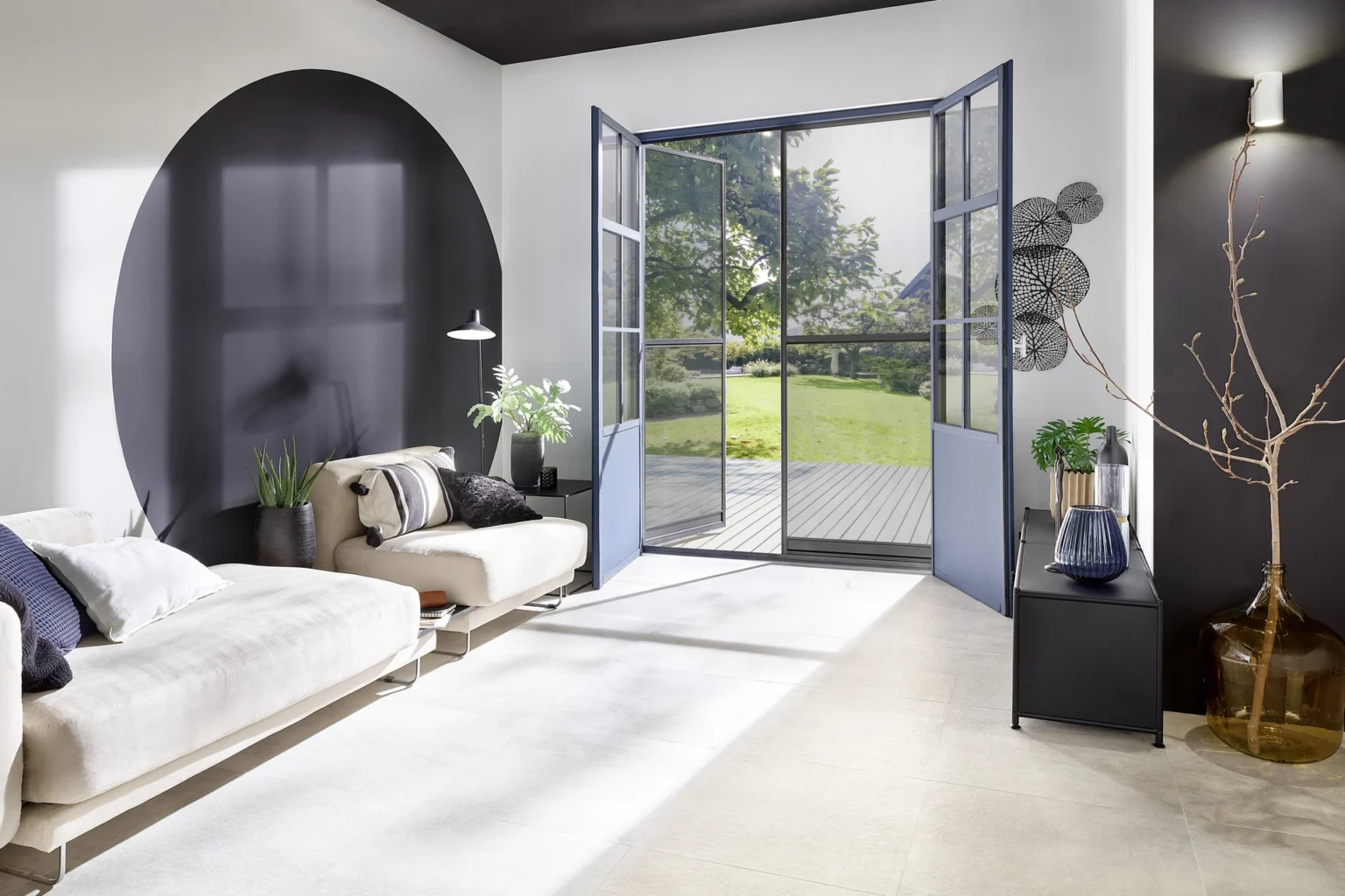 Elegantes Wohnzimmer mit großen Glastüren zum Garten