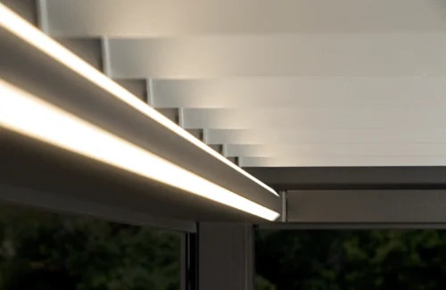 Moderne LED-Beleuchtung unter einer Pergola mit stilvollem Design