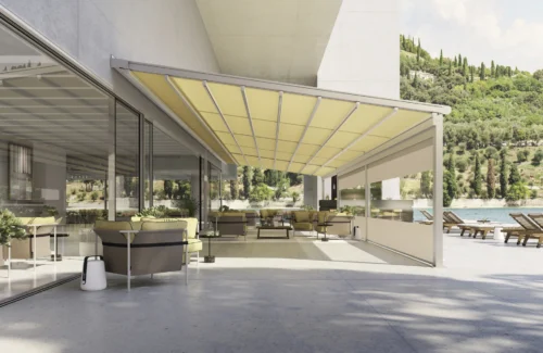 Moderne Terrasse mit gelber Markise und komfortablen Sitzgelegenheiten