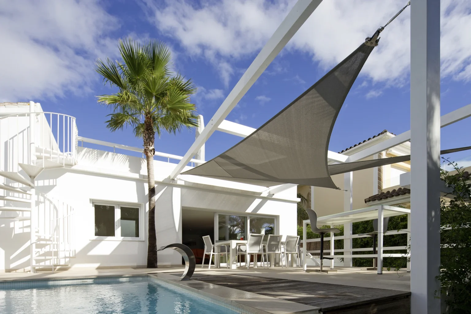 Moderne Villa mit Pool und Sonnensegel