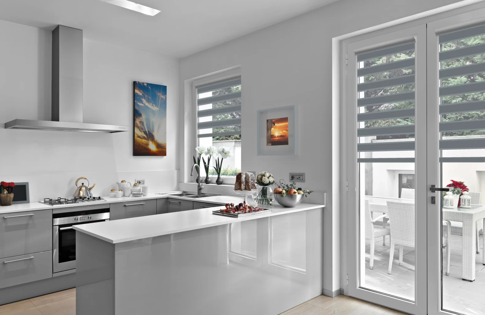 Moderne Küche mit großer Tür und Fenster