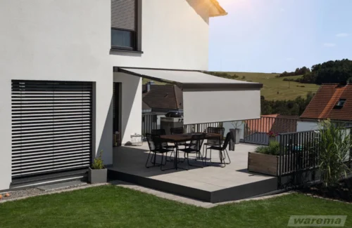 Moderne Terrasse mit Markise und Gartenmöbeln