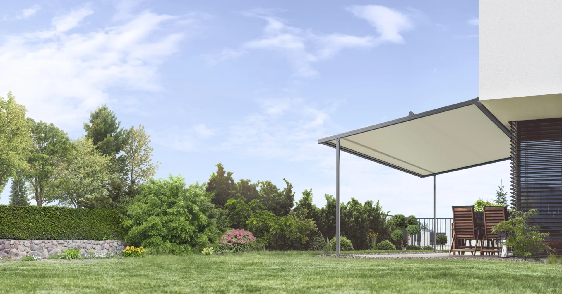 Moderne Bungalow mit Sonnenschutz und Garten