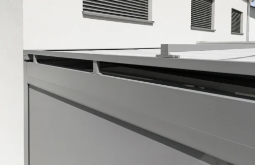 Moderne Fassadenverkleidung mit Sonnenschutzlamellen