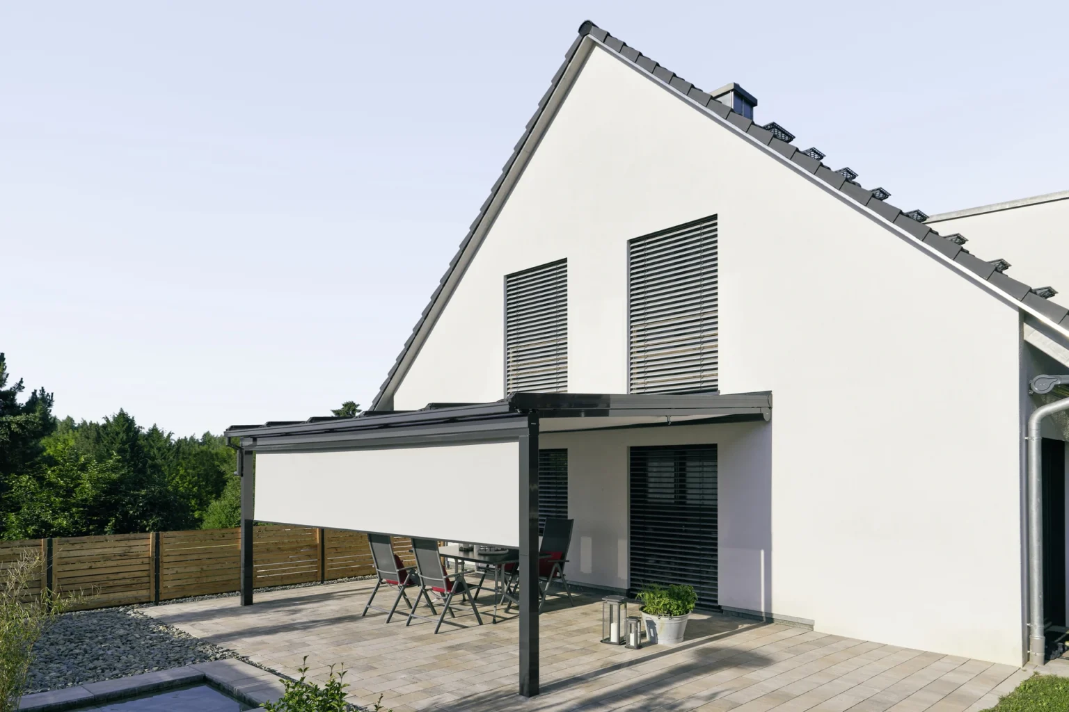 Moderne Terrasse mit Sonnenschutz am Einfamilienhaus
