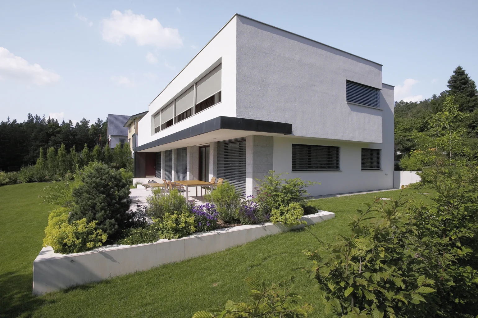 Modernes Einfamilienhaus mit Garten und Terrasse